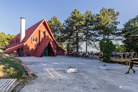 Moderní turistická chata Iriški Venac (2025)