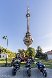 Hlavní charakteristiky Frušky gory v jedné fotce: motorkáři, traktor (pěstování vína) a poničený vysílač (místo bojů) (2025)