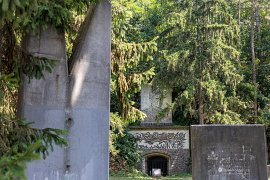 Památník Kamenolom (Спомен-обележје Каменолом) věnovaný rakovackým obětem 2. světové války, v horní části je mozaika Tita (2025)