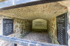 Vnitřní chodba památníku nacházejícího se prudce dolů pod lomem Beli Majdan (2025)