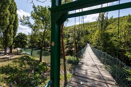 Lanový most u Lazarovy jeskyně pro přístup k motelu Zlotske pećine (2019)