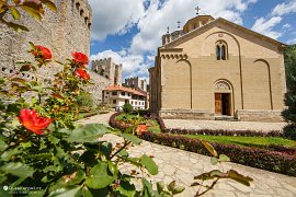 Areál kláštera je nádherně upraven, včetně květinové výzdoby (2019)