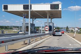 Mýtná brána na srbské dálnici. Na vjezdu si pouze vezmete lístek, platí se na výjezdu. (2019)