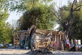 Různé chatrče slouží i jako bufety (2025)