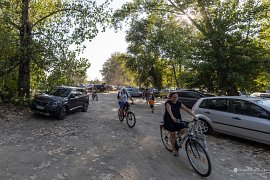 U Oficirské pláže je obří parkoviště, asfaltová upravenost by se do těchto míst vskutku nehodila (2025)