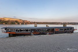 Loď na Dunaji a pozůstatky železničního mostu (2025)