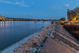 Památník se jmény obětí maďarských okupačních sil za druhé světové války, v lednu 1942 tu na nábřeží přišlo o život více než 1.000 nevinných obyvatel Nového Sadu (2025)