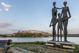 Součástí památníku je socha Rodina (2025)