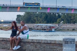 Městský autobus přejíždí barevný Varadínský most (2025)