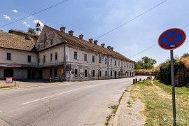 Staré budovy pod pevností (2025)