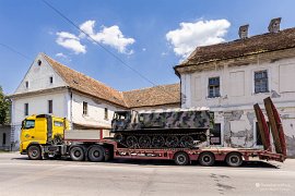 Přeprava vojenského vozidla pod pevností (2025)