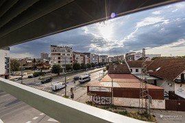 Výhled z oken hotelu na rušný novosadský bulvár (2025)