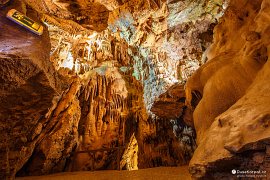 Úchvatně zdobené prostory Resavské jeskyně (2019)