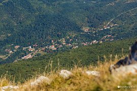 Vesnička Rtanj pohledem z vrcholu Šiljaku (2019)