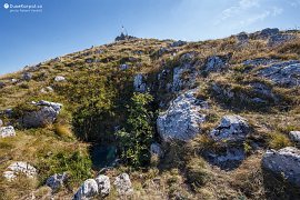 Propasťovitá jeskyně nebo vertikální umělá štola na vrcholu Šiljaku (2019)