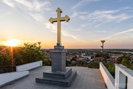 Zlatý kříž nad městem (2025)