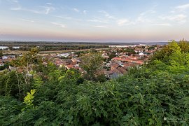 Výhled na Dunaj, v pozadí vpravo žlutě zbarvená Kaple míru (Капела мира) (2025)