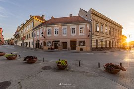 Úplně vlevo radnice (2025)