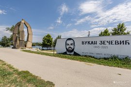 Mural na nábřeží na památku tragicky zesnulého mladíka, oblíbeného mezi místními, jménem Vukan Zečević (Вукан Зечевић, 1993-2021), autorem malby je Milan Milosavljević z Bělehradu (2025)