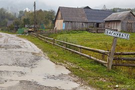 Bahnitý vjezd do vesničky Bahnuvate (2018)