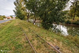 Boržavská úzkokolejka vedoucí těsně podél řeky Boržavy (2018)