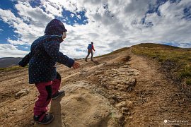 Pěší výstup na vrchol sice není zadarmo, ale zvládnou ho i trénované děti (2018)