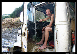 Není bos, ale řídí bos. Řidič nákladního auta při stavbě lyžařského centra Bukovel. (2007)