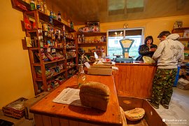 Interiér druhého obchodu, zde mívají prý čerstvější chleba (2018)