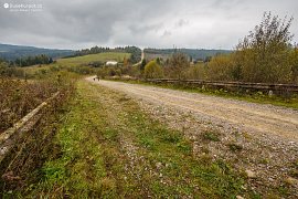 Silnice do Bukovynky je šířkově velkorysá, asfalt už však dávno zmizel (2018)