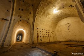 Podzemní prostory pokračují i za stěnou s otazníkem. Chodby však mohou být zaminované a dosud nejsou prozkoumány. (2018)