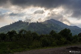 Pokutské hory zvedající se nad údolím Čeremoše (2018)