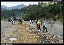 Oprava koryta řeky Černý Čeremoš po povodni v roce 2008, silnice v obci Verchnij Jaseniv.