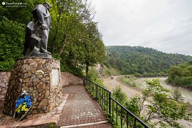 Taras Ševčenko u vodopádu Sykavka shlíží k Čeremoši (2018)