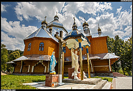 Dřevěný kostel archanděla Michaela (церква архангела Михаїла) v obci Jasenycja-Zamkova (Ясениця-Замкова)
