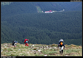 Výstup na Hoverlu - hluboko v údolí leží turbáza Zaroslak (2011)