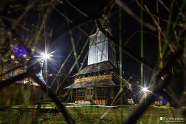 Dřevěný kostel sv. Mikuláše v noci (2018)