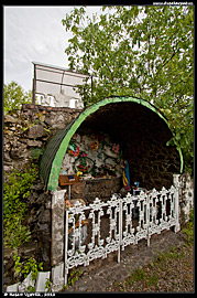 Hrobka poblíž zříceniny hradu Kankiv