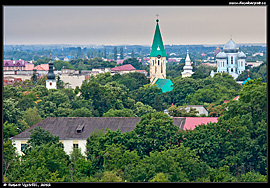 Pohled na kostely ve Vynohradivu ze zříceniny Kankiv