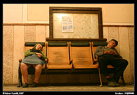Korolevo - starci čekající přes noc na nádraží