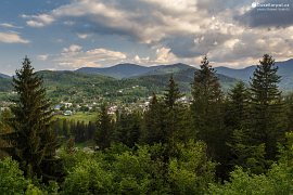 Výhled ze sedla Runok (Рунок) na Kosmač a Pokutské hory (2018)