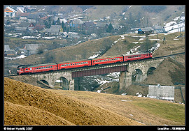 Vlak nad Jasiňou mířící do Lazeščiny