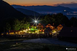 Noční záběr na hřeben pohoří Tupyj (v pozadí) (2017)