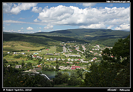 Pohled z hradeb na vesničku Kamjanyca a dále ke slovenské hranici