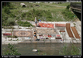 Praní koberců na řece Viča nedaleko Svaljavy
