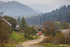 Školní autobusek projíždí Rykivem (2018)