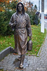 Socha rekreanta (пам'ятник Відпочивальнику) - muž s lahví minerální vody Naftusja (2017)