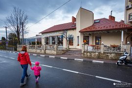 Výborná restaurace (kafebar) Tustaň (Тустань) poblíž konečné autobusů (2017)