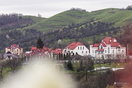 Seredně Voďane leží v nádherné krajině, novodobé luxusní zámky však celkové malebnosti nepřidají (2025)