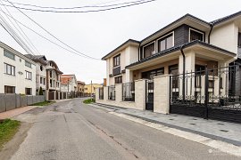 Vesnice je plná přepychových vil (2025)