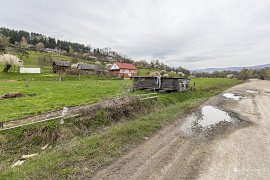 Ač je vesnice plná boháčů, silnice do vsi Verchně Voďane je v zoufalém stavu (2025)